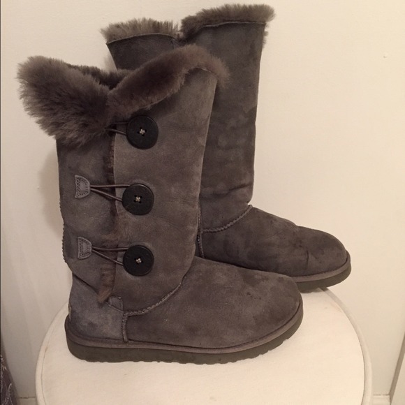 UGG Bailey button size 7