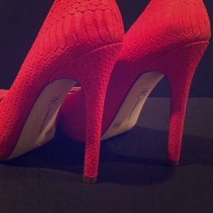 INC Red embossed pumps