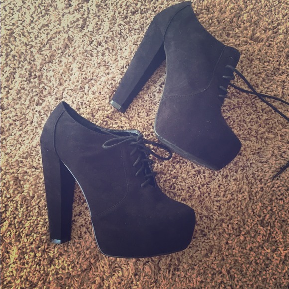 Black bootie heals