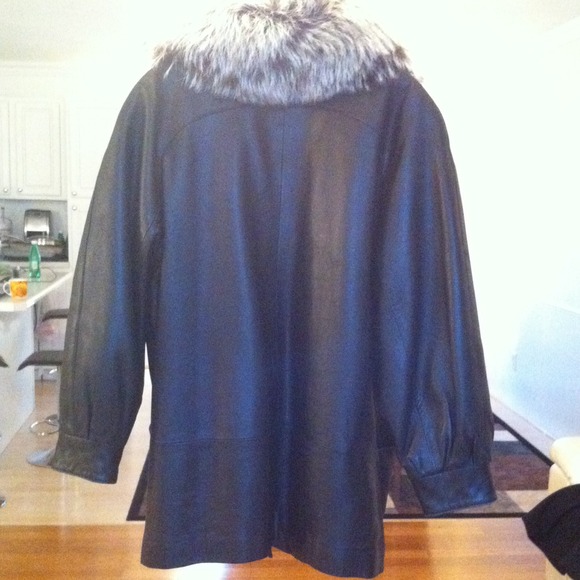Ladies leather coat with real fur - Picture 3 of 4