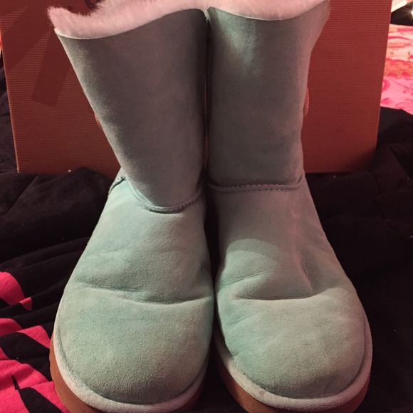 Ugg size 9 Bailey Button! - Picture 3 of 3