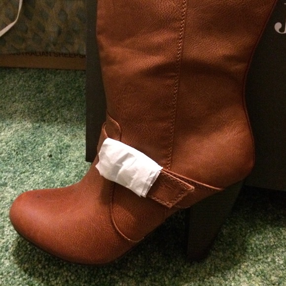 Brown boots *SOLD* - Picture 2 of 4