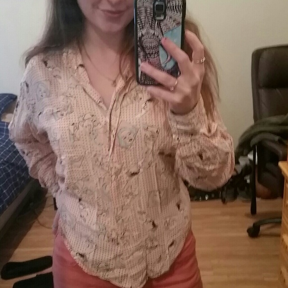 Fun, light pink button up. Retro comic pattern! - Picture 2 of 4