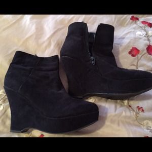 EXPRESS sz 9 wedge faux suede bootie