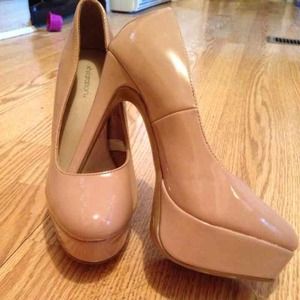 Nude pumps