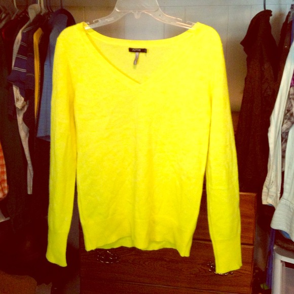 Bright yellow 100% cashmere sweater