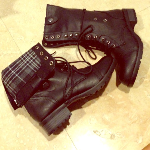 NEW! Fold-over black combat boots!!