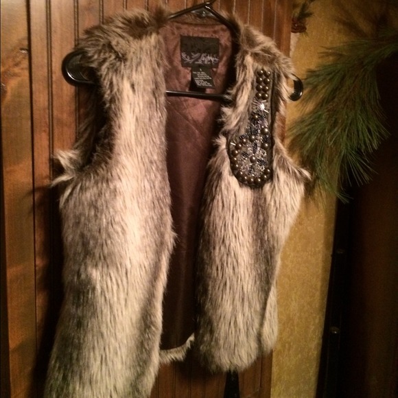 Super stylish faux fur vest. Perfect for winter!