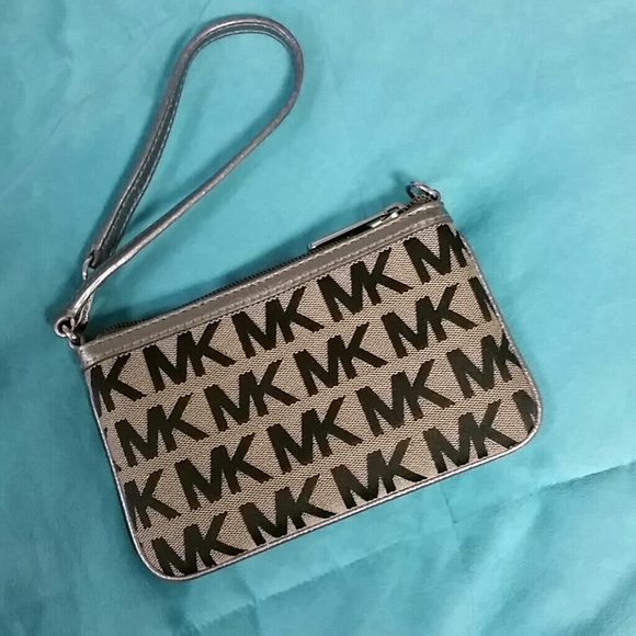 Michael kors wristlet