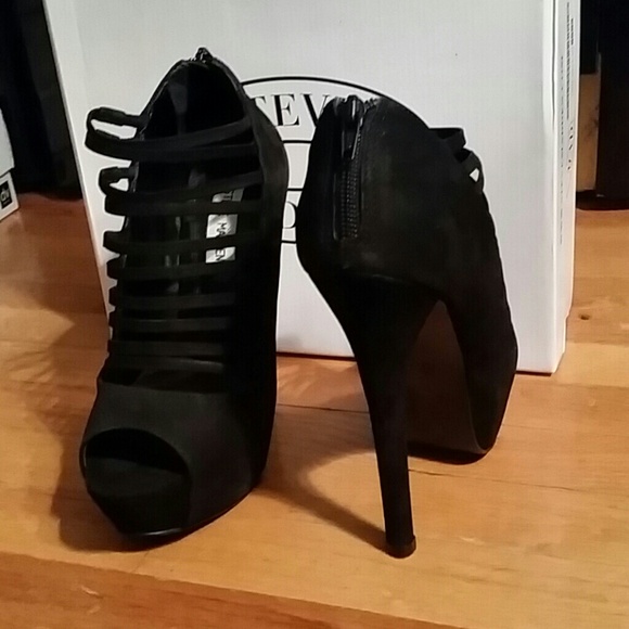 Steve Madden 'Shaykin' Black Suede Heels - Picture 2 of 4