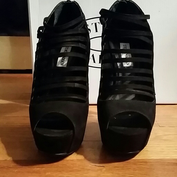 Steve Madden 'Shaykin' Black Suede Heels - Picture 4 of 4