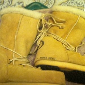 Vintage Moon Boots