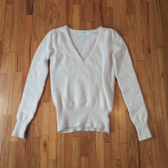 🚫SOLD🚫 Kimchi Blue Creme V-Neck Sweater