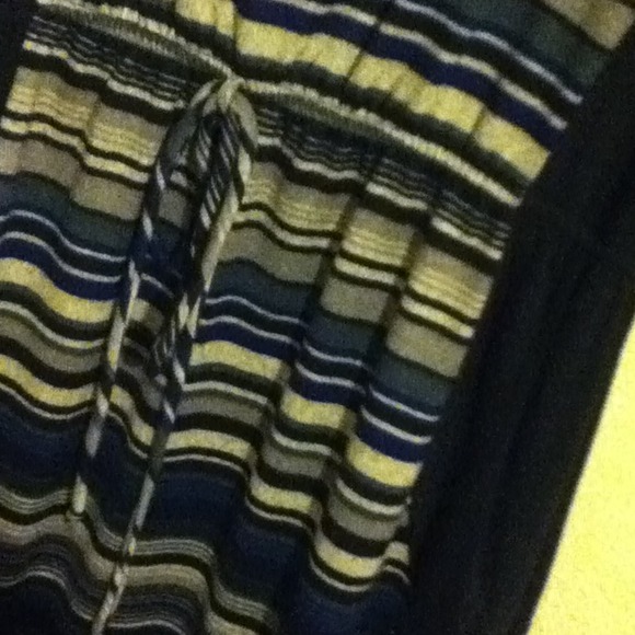 HAS POCKETS - Picture 2 of 2