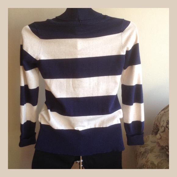 Navy & Beige Sweater. - Picture 3 of 4
