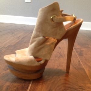 Gorgeous Jessica Simpson platform heels