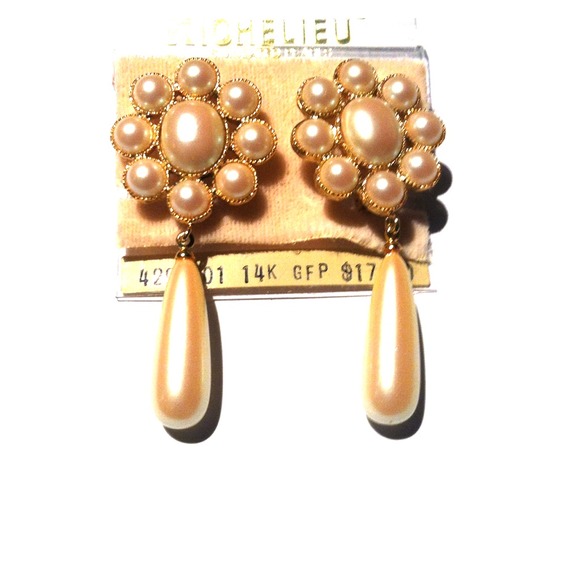 VINTAGE RICHELIEU SIMULATED PEARL EARRINGS