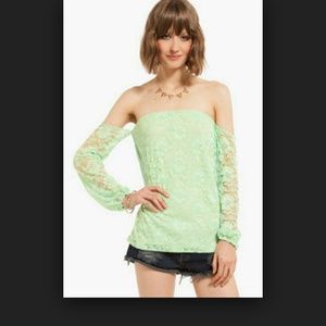 Tobi off shoulder Lace Top. Rose Color. NW.