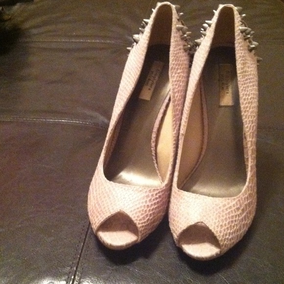 PRICE DROP🎊🎉Gently worn Vera wang spiked heels.