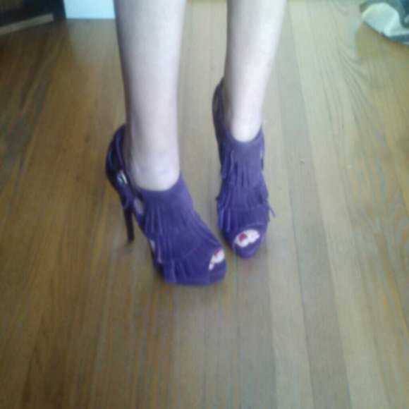 N.Y.L.A Women's 'Fergie' Suede Fringe Pumps - Picture 3 of 4