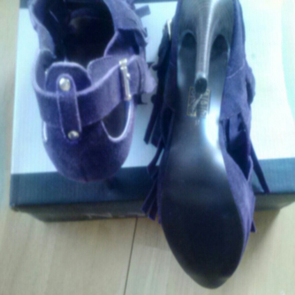 N.Y.L.A Women's 'Fergie' Suede Fringe Pumps - Picture 4 of 4