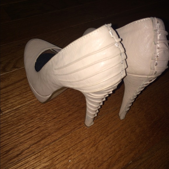 Gorgeous shoes - Picture 2 of 4