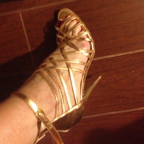 👠Mahnolo Blahnik 👠Metallic gold strappy heels.
