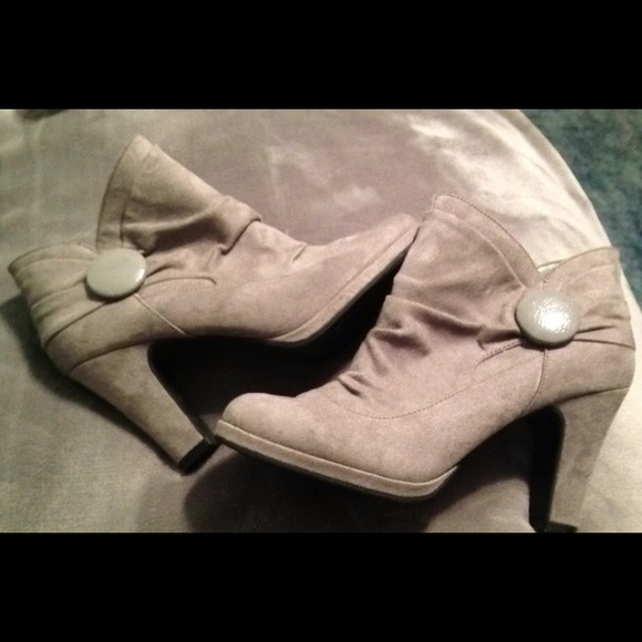 Short grey boots