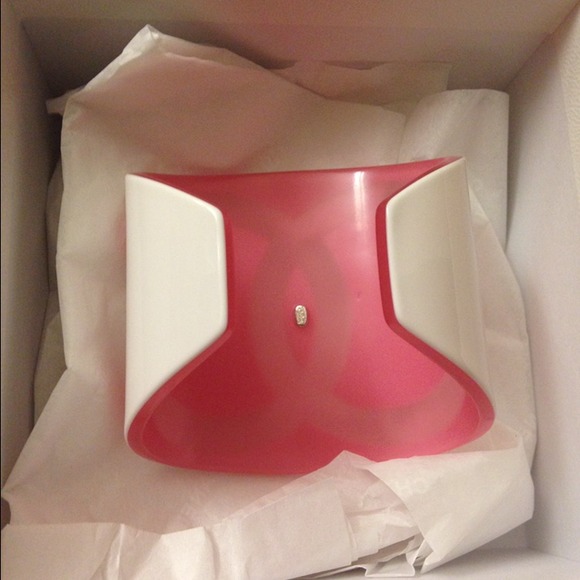 🚫SOLD!🚫100% Authentic Chanel Pink Resin Cuff - Picture 2 of 4