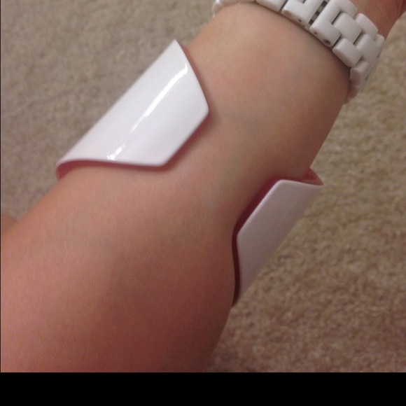 🚫SOLD!🚫100% Authentic Chanel Pink Resin Cuff - Picture 4 of 4