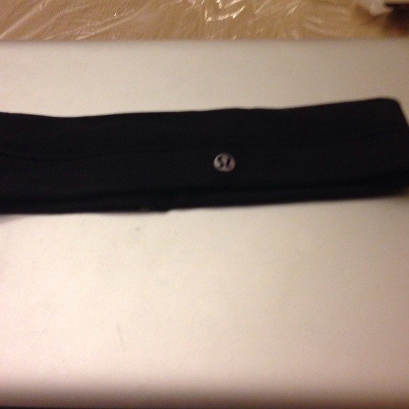 Lululemon flyaway tamer headband for @missmorgan04