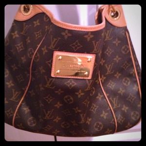 Beautiful Louis Vuitton, hardly used! Just SOLD