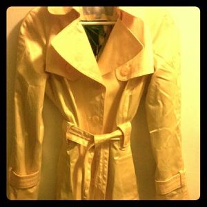 Classy, yellow, rain-resistant coat