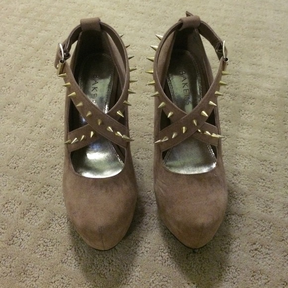 Bakers studded pump