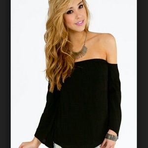 Rouge Off Shoulder Top. Color Black. 100% Polyeste