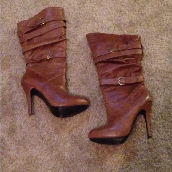 Stylish tan boots!