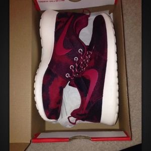 Nike roshe women red camo size 6.5