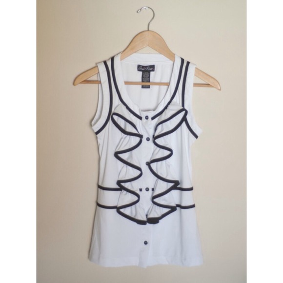 📦 Sold ⛔️Elegant White Ruffled Blouse w Trim