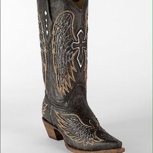Corral wings and cross boot
