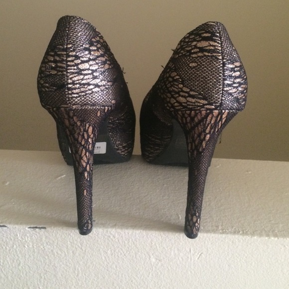 Sparkle and lace pretty heels - Picture 2 of 3