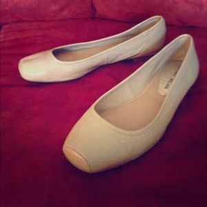 🎀 Beige SUPER comfy flats!! 🎀