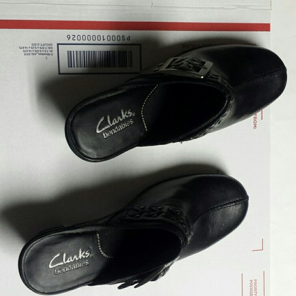 Women Clarks bendables all black sandals