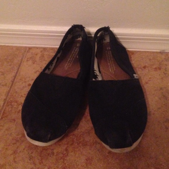 Classic black toms size 7