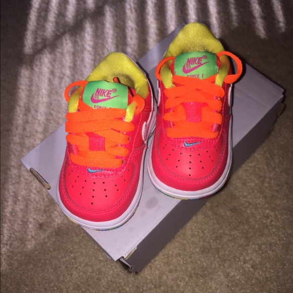 Nikes size: 2c comes with a box