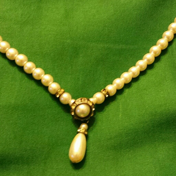 Glamorous faux pearl necklace