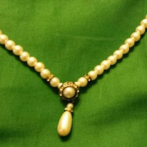 Glamorous faux pearl necklace