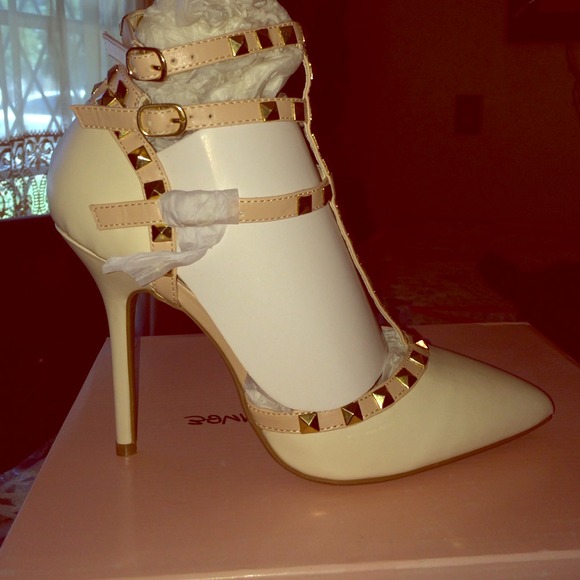 Pyramid stud pumps