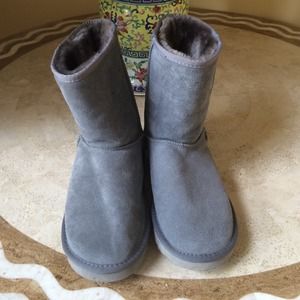 Gray short ugg