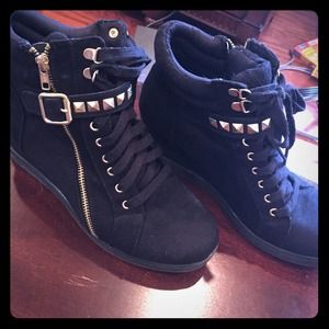 Velvet sneaker wedge black with gold accent boots