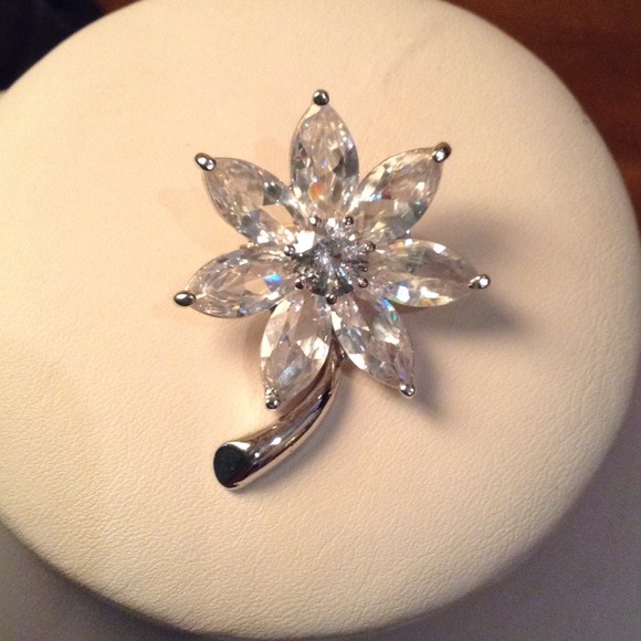 Jewelry - Zircon crystal  flower Brooch NWOT